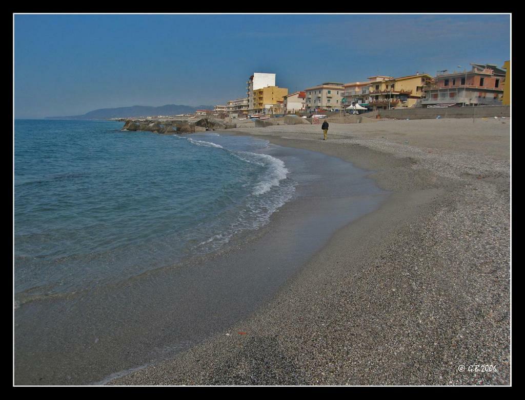 Relax Due Passi Dal Mare Apartment Spadafora Bagian luar foto